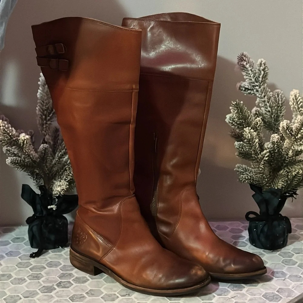 "Stylish Tan Boots: Size 7B Vince Camuto with Inner Side Zipper - Chic footwear.